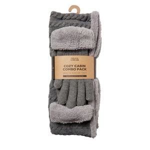 āļø3ļøā£forš²3ļøā£0ļøā£! Gloves and scarf set!